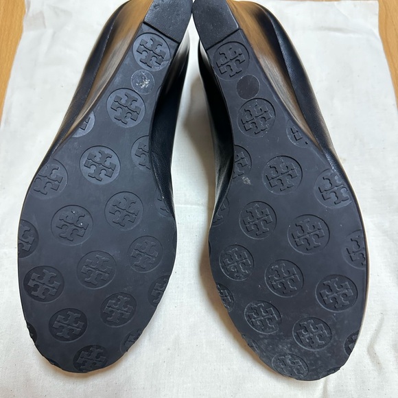 Tory Burch Sophie Gold Logo Details Wedge Heel in Black Size 7.5M - Picture 4 of 5